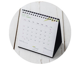 Calendário de mesa e caderno